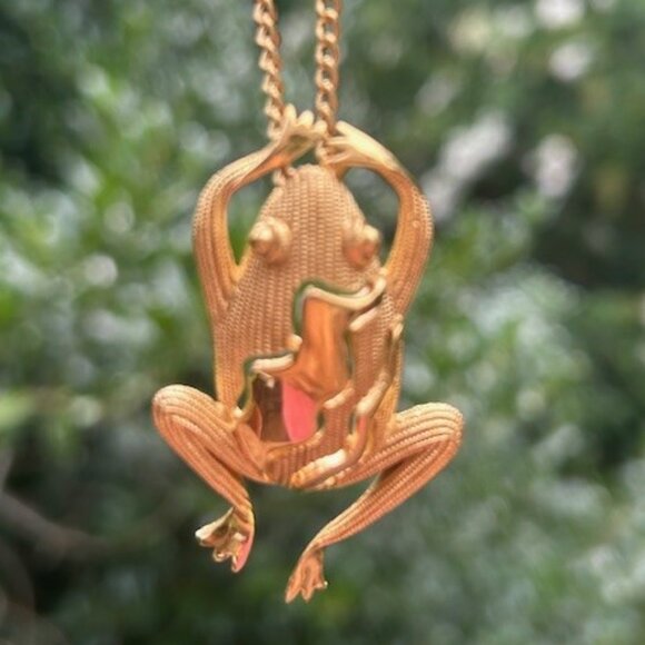 CROWN TRIFARI Frog Textured Gold Tone Pendant Necklace - Picture 1 of 8
